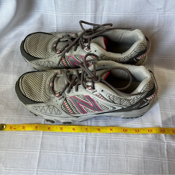 New Balance Gray and Pink Trail Sneakers Women's 9 Outdoor Hiking Running - Picture 9 of 14